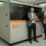 Managing Director Henk Jansen (links) en Business Development Manager Additive Manufacturing Ruben Wauthle bij de Concept-Laser M2 Dual Laser metaalprinter.