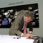 Hypertherm-oprichter Dick Couch zet zijn handtekening op de speciale kap van het 100.000e Powermax45 plasmasnij- en –gutssysteem.