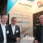 Maykestag-directeur Wolfgang Stangassinger (links) toont de Speedtwister. In het midden Andreas Oszwald, directeur export en marketing van Maykestag, en rechts directeur Peter de Bruin van PB Tools.