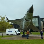 Op het terrein van de Koninklijke Luchtmacht in Woensdrecht is een F16 op ware grootte op een prachtige manier tentoongesteld.