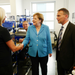 Bondskanselier Merkel in gesprek met medewerkers van Trumpf