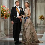 Vertegenwoordigers van de maakindustrie bezoeken vandaag de Nieuwjaarsontvangst van Koning Willem-Alexander en Koningin Máxima in het Koninklijk Paleis Amsterdam. Het Koninklijk paar ontvangt enkele honderden gasten uit politiek en openbaar bestuur en uit diverse sectoren van de Nederlandse samenleving. Daarnaast zijn dit jaar specifiek vertegenwoordigers van de Nederlandse maakindustrie uitgenodigd. Het bezoek van de maakindustrie is voorbereid tijdens een werkbezoek, dat de Koning op woensdag 12 december bracht aan twee bedrijven in Brainport Eindhoven: hightechbedrijf MTA, dat als systeemleverancier mechatronische modules en systemen ontwikkelt en produceert, en Huijbregts Groep, die een geavanceerd productieproces heeft ontwikkeld voor het mengen van poeders voor de voedingsmiddelenindustrie. Onderwerp van gesprek waren de kracht van innovatieve samenwerking in de keten van ontwerp naar productie en talentontwikkeling in de maakindustrie. Na de traditionele Nieuwjaarsontvangst voor Nederlandse genodigden, zijn buitenlandse diplomaten en vertegenwoordigers van in Nederland gevestigde internationale organisaties morgen uitgenodigd. Prinses Beatrix is bij beide ontvangsten aanwezig. Prinses Margriet prof.mr. Pieter van Vollenhoven zijn bij de ontvangst van vandaag aanwezig.