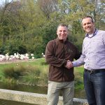Widenhorn adopteert flamingo’s in Diergaarde Blijdorp