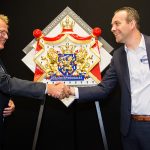 Commissaris van de Koning van Zuid Holland Jaap Smit en Anco Euser bij de onthulling van het Wapenschild van Hofleverancier.