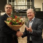 Links met de bloemen Chris Nillesen, de winnaar van de Kees Kooij Award. Rechts Mikrocentrum-directeur Geert Hellings.