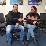 Vincent Span neemt namens 54UMedia de bureaustoelen in ontvangst van Iris Martens van Martendo.