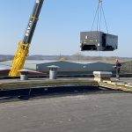 Omdat de plaatlaser op de eerste verdieping bij ERBA moest komen te staan, was er veel voorbereiding nodig. Het dak werd gelift en de laser werd zo’n 50 meter over het gebouw getild met een grote kraanwagen. (Foto: Bureau Sterk Staal)