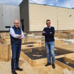 Henk Landeweerd (links) en Erwin Horst op de bouwplaats. Hier verrijzen binnenkort nieuwe kantoren en 2500 vierkante meter extra productieruimte.
