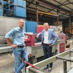 Wytze Anema van WIFO (links) en Marco Toebes van Behringer-importeur Promatt bij de nieuwe volautomatische Eisele PSU 450 M verstek-cirkelzaagmachine.
