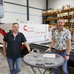 Wilko Ketelaar (links) en Jeffrey Datema bij de 8 kW fiberlaser LME van Cutlite Penta, die demogereed staat opgesteld in het nieuwe bedrijfspand van Fiber Laser Benelux in Ede.