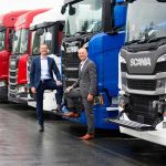 Johan Uhlin (links) en Janko van der Baan van Scania zijn zeer te spreken over de ondersteuning door de overheid. Scania heeft tijdens de eerste NOW-regeling in totaal € 7 miljoen ondersteuning gekregen. Een tweede ronde is echter niet aangevraagd.