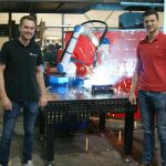 Gijs Jobse (rechts), bedrijfsleider van Claessen Staalwerken & Van Boesschoten in Breda, en Tim van Meer, technisch manager van RoboFlex, leverancier van de Weld4You Yaskawa cobotunit.