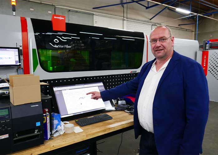 Wim Oostra maakt gebruik van moderne software om de klanten van Laserworx optimaal te kunnen bedienen.