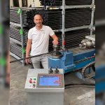 Directeur/eigenaar Paul van de Westerlo van de Weko Group bij de geretrofitte doornbuigmachine: “Morris heeft perfect werk geleverd. We zijn heel blij met het resultaat.”