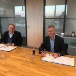 Henk Geeve (links) en Paul van der Rest hebben de deal gesloten. Door de acquisitie van Geeve kan Rubix haar hydraulische capaciteiten verder ontwikkelen.
