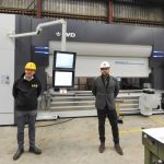 LVD heeft de eerste machine, een ToolCell XT kantbank (135 ton, 4 meter) met automatisch wisselsysteem en vergroot gereedschapsmagazijn, al geleverd. Links Henk Breman, rechts Robin Heinzmann.