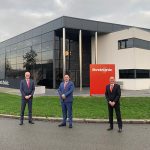 Begin december is op het bedrijfspand van Weber Laserservice in Heteren de signing van Bystronic aangebracht. V.l.n.r. Hans van de Meerakker, Martin van de Weg en Patrick van den Berg.