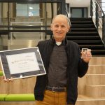 André Heesterbeek met de Kees Kooij Award 2020. Hij staat bekend als een zeer deskundig docent die de lesstof, ongeacht het niveau van de cursisten, goed weet over te brengen.