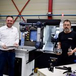 Jordy Pieper (l) en Dennis Schreuder voor de nieuwe Doosan Lynx 2100LSY CNC-draaimachine met cobot-automatisering.