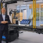 Tim Foreman laat tijdens een online Technology Update van het Fieldlab Flexible Manufacturing de Omron New Technology (ONT) opstelling zien. Deze zelflerende assemblagelijn verbetert mens-machine interactie