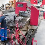 In het service center in Hamburg beschikt S+D Metals over een hoogwaardig machinepark om stafmateriaal en platen nauwkeurig op maat te zagen.