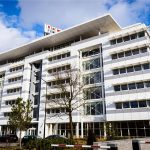 Het hoofdkantoor van het industriële familiebedrijf VDL Groep in Eindhoven. Het coronajaar 2020 is ondanks een stevige daling van omzet en resultaat toch winstgevend afgesloten.