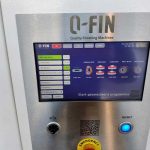 De nieuwste software van Q-Fin is zo ontwikkeld dat de operator het touchscreen intuïtief kan bedienen en de machine als het ware zich zelf instelt.