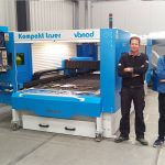Frank Rurenga (links) van Rurenga Plaatwerkspecialist en Martin Mirátský van Vanad bij de nieuwe lasersnijmachine.