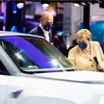 Ook de Duitse bondkanselier Angela Merkel kwam langs op de IAA Mobility om zich op de hoogte te stellen van de innovaties in de auto- en truckindustrie.