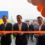 Henry Blom, algemeen directeur van Hoffmann Group Nederland, Burgemeester Jan Pierik van Borne en Robert Impler, senior vice-president Europe van Hoffmann SE, knippen het lint door en openen daarmee officieel het nieuwe pand van Hoffmann in Borne.