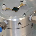 In het hart van de nieuwe contactloze temperatuursensor bevindt zich een ALTP-prototypesensor met een koelingssysteem. (foto: Landshut University of Applied Sciences)