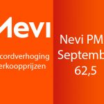 De toename van de nieuwe orders uit binnen- en buitenland bleef fors, maar vlakte relatief ook wat af. De productie nam voor de vijftiende maand op rij toe, maar werd ook aanzienlijk belemmerd door onvoldoende en vertraagde leveringen. De hoeveelheid onvoltooid of nog niet uitgevoerd werk steeg in de op een na grootste mate ooit en de voorraad gereed product daalde. De inkoopactiviteiten werden opnieuw aanzienlijk uitgebreid en de voorraad ingekochte materialen was wederom groter. De levertijden werden opnieuw fors langer. De werkgelegenheid nam weer meer toe dan in september, toen er een relatief lagere groei was. De vooruitzichten voor de toekomstige productie bleven positief. Afzetprijzen in recordtempo omhoog “Ondernemers maken zich zorgen om de aanhoudende ontregeling van toeleveringsketens en de recordlange levertijden”, zegt Albert Jan Swart, sectoreconoom industrie bij ABN AMRO in zijn redactionele commentaar op de Nevi PMI. “Deze situatie heeft sinds het voorjaar geleid tot een extreme toename van inkoopprijzen. Naast de kosten van materialen en transport zijn ook de prijzen van gas en elektriciteit de laatste maanden extreem snel gestegen. Tot en met september leken de afzetprijzen in veel mindere mate toe te nemen dan de inkoopprijzen, wat voor sommige ondernemingen heeft geleid tot druk op de winstmarge. In oktober zijn de afzetprijzen echter alsnog sterk toegenomen. Uit de enquêtedata blijkt dat maar liefst 54 procent van de Nederlandse industriële ondernemingen in oktober de afzetprijzen heeft verhoogd, een nieuw record. We verwachten dat de trend van stijgende afzetprijzen tot in 2022 doorzet als meer contracten aflopen en meer ondernemers de kans grijpen om hogere kosten door te berekenen. Dit leidt vermoedelijk tot hogere prijzen voor bijvoorbeeld machines, verpakkingen en bouwmaterialen.” Levertijden De onderzoeksgegevens lieten in oktober een verdere forse druk zien op de toeleveringsketens voor de Nederlandse productiebedrijven. De gemiddelde levertijden waren opnieuw langer en de verlenging was groter dan alle verlengingen in dit onderzoek voorafgaand aan 2021. De vertragingen werden toegeschreven aan grondstoftekorten, logistieke knelpunten en onvoldoende transportcapaciteit (waaronder personeelstekorten). De verlenging van de levertijden in oktober was vergelijkbaar met de tendens van het derde kwartaal, wat een lichte verbetering was ten opzichte van het tweede kwartaal. Voorraad ingekochte materialen Het hamsteren van grondstoffen bij de Nederlandse producenten nam in oktober wederom fors toe. Dit was deels het gevolg van een toename van ongebruikte artikelen door tekorten aan andere onderdelen. De stijging van de voorraad kwam dicht in de buurt van het recordniveau van mei. Dit was de twaalfde maand op rij met een grotere materiaalvoorraad. De grootste stijging werd genoteerd in de subsector investeringsgoederen. Verkoopprijzen De almaar stijgende prijzen waarmee de Nederlandse producenten geconfronteerd werden, leidden in oktober tot de grootste verhogingen van de verkoopprijzen ooit. De seizoensmatig aangepaste Verkoopprijs index bereikte voor de vierde keer in 2021 een recordniveau, waarbij 54% (eveneens een record) van de bedrijven melding maakte van hogere verkoopprijzen vergeleken met vorige maand. De hoogste verkoopprijsinflatie werd genoteerd door de producenten van halffabricaten, terwijl de stijgingen in de andere subsectoren eveneens een recordniveau bereikten. Lees hier het volledige NEVI PMI rapport