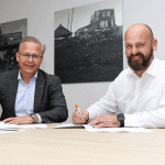 De deal is rond. Links René van der Sluis van Van der Sluis Constructie, rechts Wim Holtland van Holland Metaal, die als adviseur betrokken blijft.
