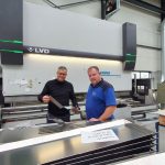 Hugo Jansen (rechts) en sales manager Mathijs Wijn van LVD bij de Easyform kantbank van Jansen Machinebouw. In maart wordt de kantcapaciteit verdubbeld door de komst van een tweede identieke machine.