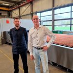 Sales manager Pieter Meinster (links) en operationeel directeur Eric Hengst bij de jongste investering van Dumaco Woerden: een 10 kW fiberlaser van Bystronic met een werkbereik van 8x2,5 meter