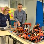 Jenny Coenen (l) en Rufus Fraanje bij een proefopstelling waarmee studenten kennis kunnen maken met digitalisering, automatisering, procesmonitoring en robotisering. Sensoren spelen hierin een belangrijke rol.
