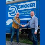 Directeur Jurgen van Loon van Stanstechniek Gaanderen en Gerd Bekker van Bekker Industriële Gereedschappen bezegelen de overname met een ferme handdruk.