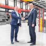 Mark Voortman, CEO van Voortman Steel Machinery, schudt Ralf Hamacher, directeur Müller Opladen, de hand.