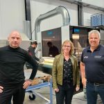 Patrick van Scherpenseel van Q-Fin en Henrike en Jacky Janssen van Janssen Lastechnieken/ 3DXF bij de nieuwe Q-Fin F1200 machine met terugvoerband.
