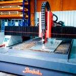 De plasmasnijmachine is bij Huijbers Metaalwerken vrijwel dagelijks in gebruik en er wordt van alles op gesneden tot 20 mm dik RVS en aluminium en 30 mm staal. De snijkwaliteit is uitstekend.