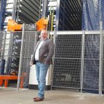 Jan Willem Brouwer, vestigingsmanager en mede-eigenaar van Van Raak Staal Barneveld, bij de twee nieuwe materiaaltorens van Aalbers|Farina. - langgoedmagazijnen