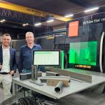 Joris Meesters van Bystronic Benelux en directeur/eigenaar Ron Wouters van Metlas bij de nieuwe buislaser. Voor hen een aantal producten, die de veelzijdigheid van deze machine illustreren.