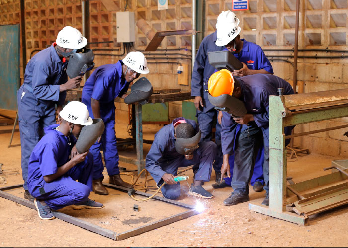 De opgeknapte gereedschappen worden samengevoegd tot gereedschapsets voor bijvoorbeeld metaalbewerking en gebruikt door vakmensen in Afrika.