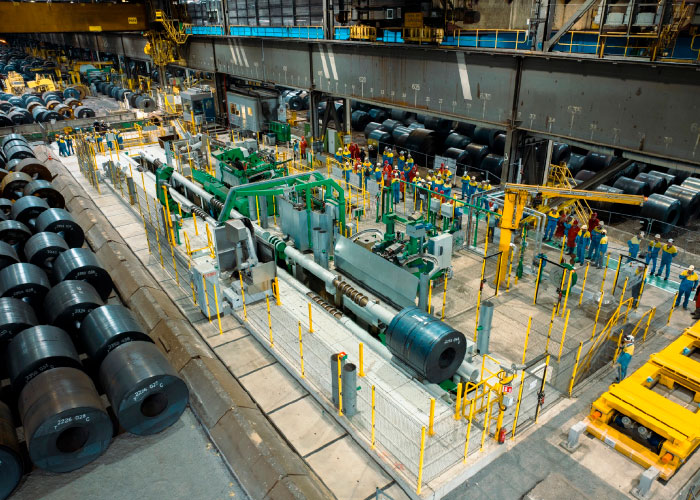 Het nieuwe proefplatenstation in de Warmbandwalserij maakt het razendsnel testen van staaleigenschappen, en controle en certificering van elke rol staal mogelijk.