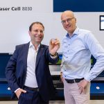 Richard Bannmüller, CTO Trumpf Lasertechnik, en Harald Kröger, salesmanager en hoofd van de automotive-divisie bij SiMa.ai, presenteren de AI-chip.