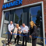 De nieuwe vestiging van Haimer Nederland werd geopend in aanwezigheid van Claudia en Kathrin Haimer. General manager Martijn Alders hanteert de schaar om het lintje door te knippen.