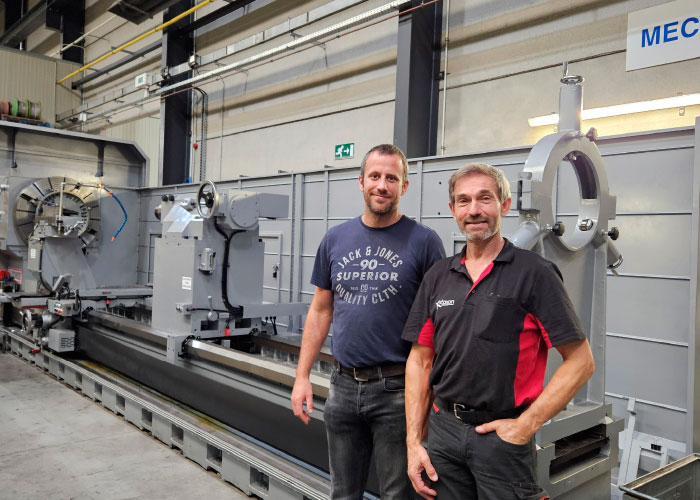 Koen Roggeman, verantwoordelijk voor de werkplaats bij Van Loock Motoren, en Michael Versluis van Stoxon Machines bij de grote Denver draaibank. 