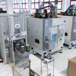 Eén van de productielijnen bij MR Components met VL 4-machines uitgerust met TrackMotion-automatisering. Dit maakt onbemand produceren in de avonduren mogelijk.