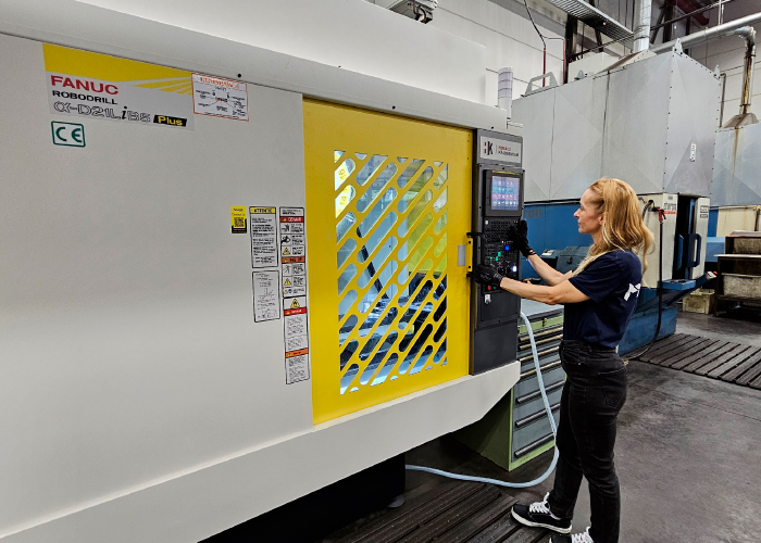 De nieuwe Fanuc RoboDrill, geleverd door Humacs Krabbendam, is uitgerust met een vierde as omdat De Makers best veel (aluminium) profielen maakt, die aan meerdere zijden moeten worden bewerkt. Dankzij de vierde as kan dat in één opspanning.