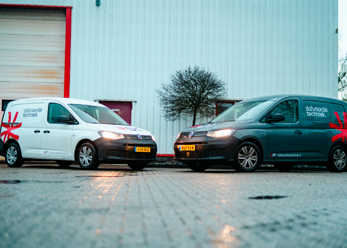 In een bedrijfspand op het terrein van Dalcai in Nijverdal is Dalvoorde Techniek van start gegaan. De bussen voor de werkzaamheden op locatie zijn uitgerust met topgereedschappen, zodat de monteurs goed en met plezier hun werk kunnen doen.